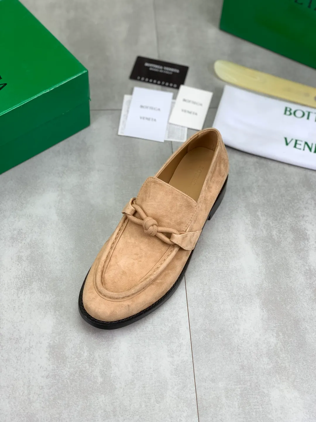 Men's shoes 💰P820 [New model] (genuine leather outsole) water-dyed cow lining 💰High-quality business couple leather shoes 💎💎💎 BOTTEGA VENETA official website synchronizes the latest top version of BV in the market, accept material comparison, shoe type comparison, process comparison, practical and textured, versatile and suitable for any occasion, the more you look at it, the more flavorful it becomes. Purely hand-knitted craftsmanship - Upper material, calfskin imported from Italy 🇮🇹 - High-quality water-dyed cowhide lining - Original private model customized leather outsole -Size: Female 35-39 (40 ordered) Male 39-44 (38 45 can be customized) Color: Multiple colors available